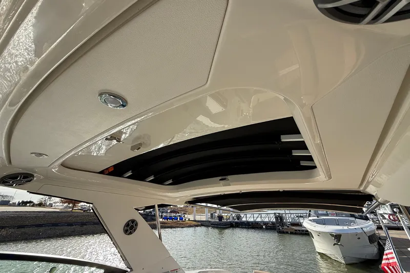 Slide: The Image of Sea Ray Sundancer 320 2026 - 44