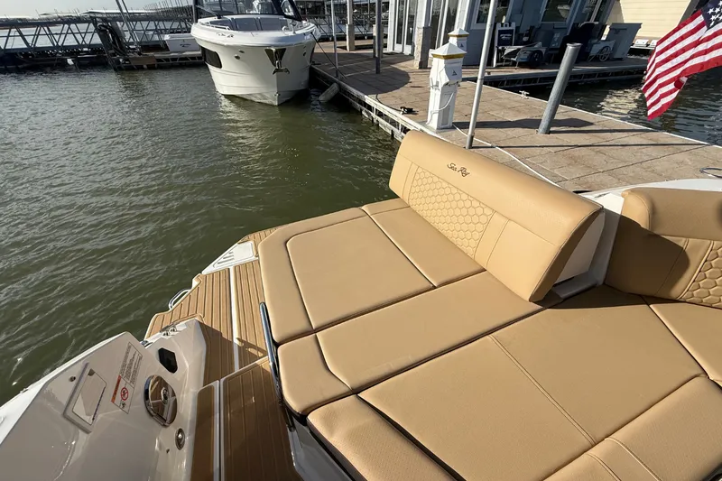 Slide: The Image of Sea Ray Sundancer 320 2026 - 7