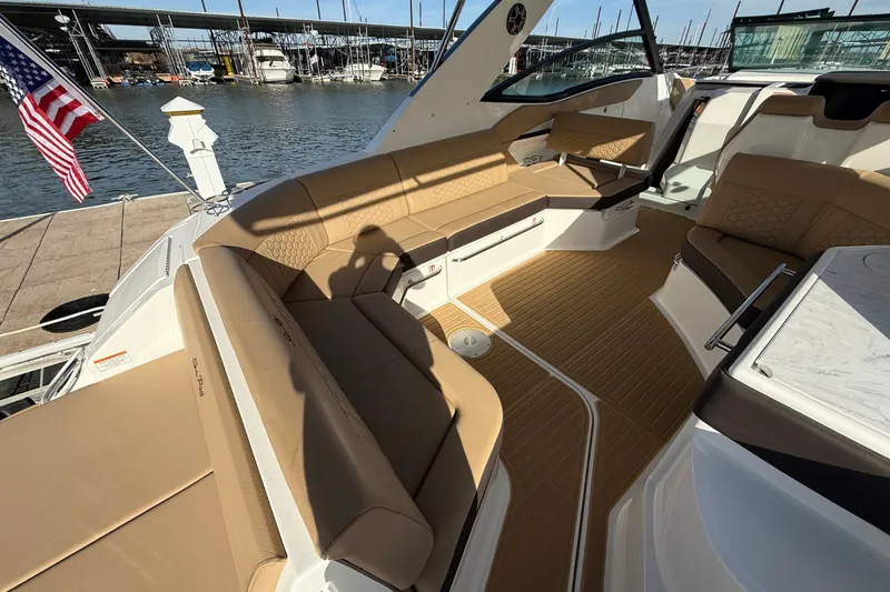 Slide: The Image of Sea Ray Sundancer 320 2026 - 9