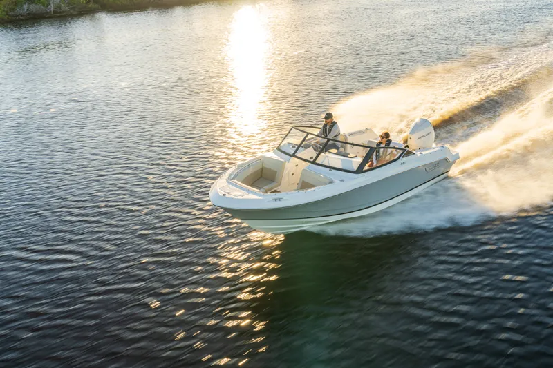 Slide: The Image of Boston Whaler 210 Vantage 2026 - 10