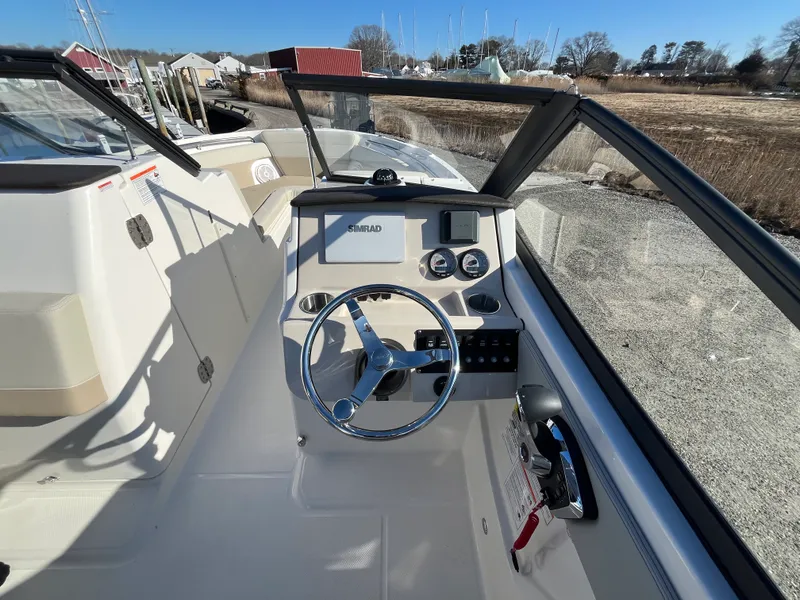Slide: The Image of Boston Whaler 210 Vantage 2026 - 11