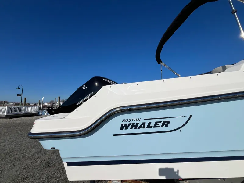 Slide: The Image of Boston Whaler 210 Vantage 2026 - 15