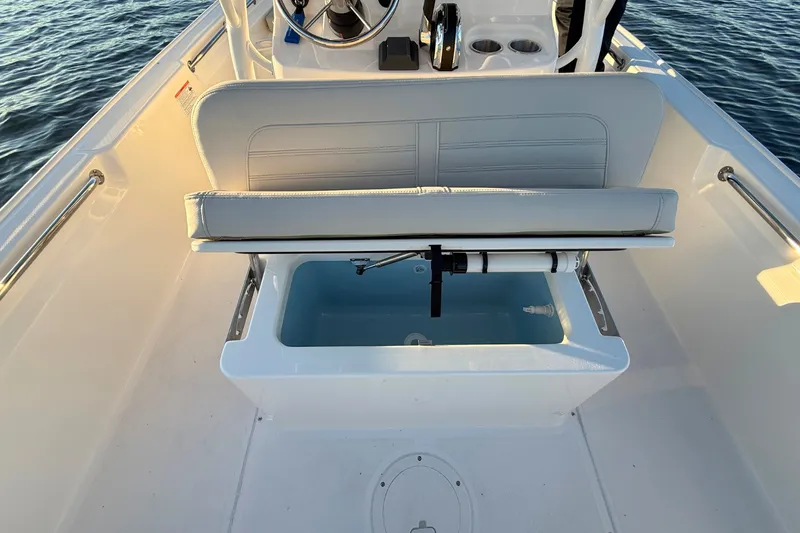 Slide: The Image of Boston Whaler 190 Montauk 2026 - 10
