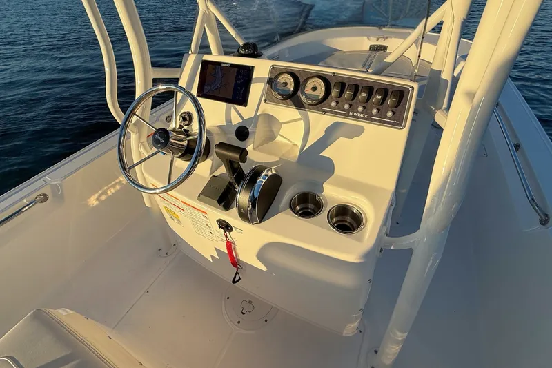 Slide: The Image of Boston Whaler 190 Montauk 2026 - 12