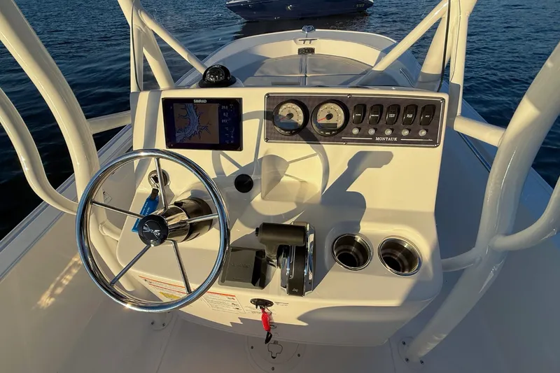 Slide: The Image of Boston Whaler 190 Montauk 2026 - 14