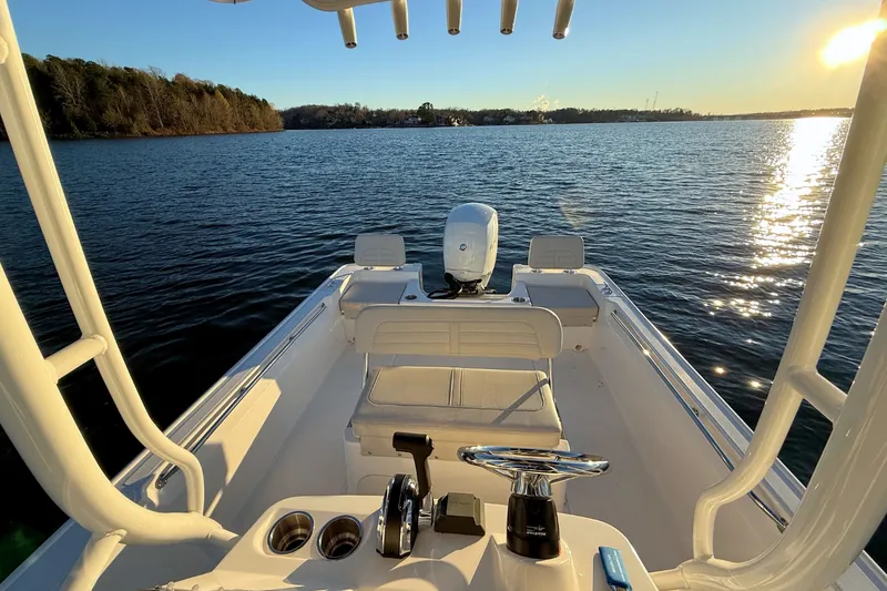 Slide: The Image of Boston Whaler 190 Montauk 2026 - 16