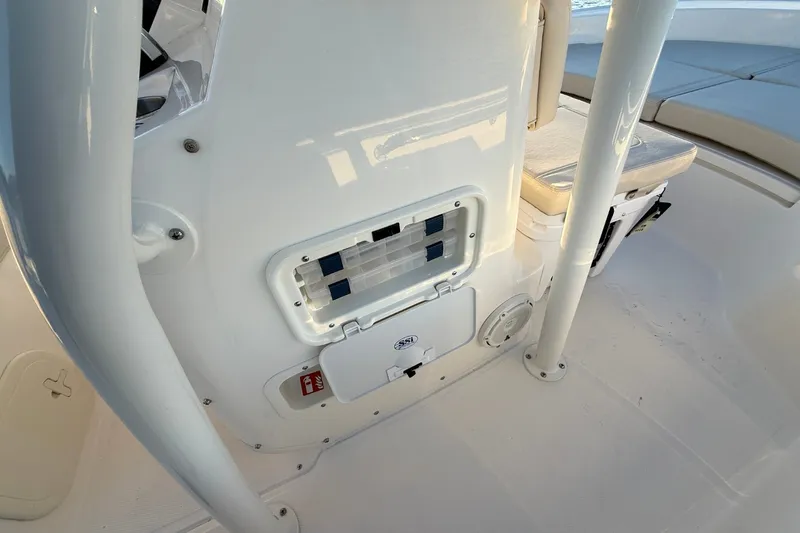 Slide: The Image of Boston Whaler 190 Montauk 2026 - 17