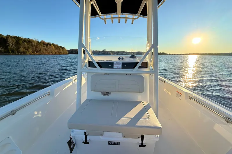 Slide: The Image of Boston Whaler 190 Montauk 2026 - 18