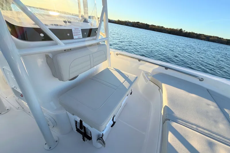 Slide: The Image of Boston Whaler 190 Montauk 2026 - 21
