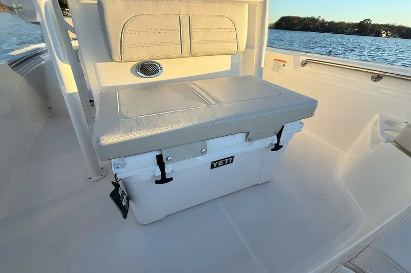 Slide: The Image of Boston Whaler 190 Montauk 2026 - 22