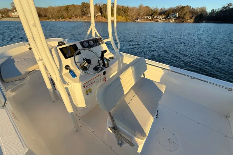 Slide: The Image of Boston Whaler 190 Montauk 2026 - 9