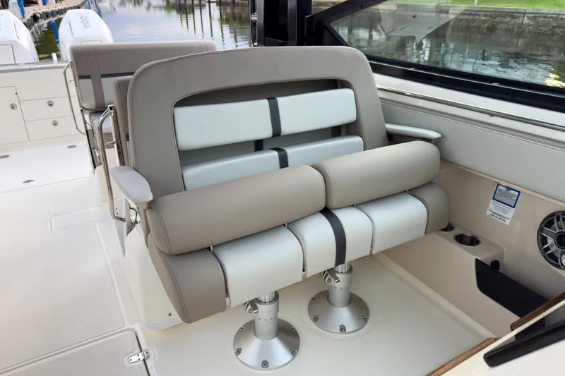 Slide: The Image of Boston Whaler 330 Vantage 2026 - 10