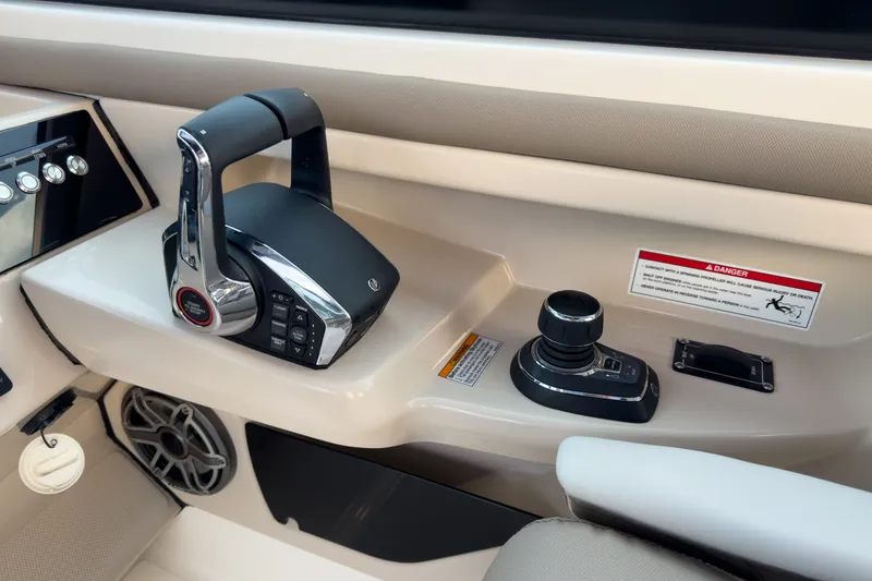 Slide: The Image of Boston Whaler 330 Vantage 2026 - 13