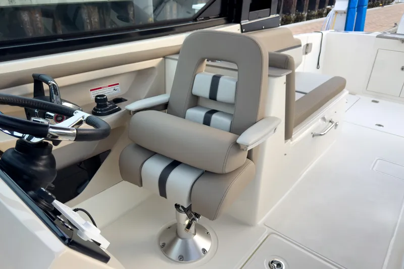 Slide: The Image of Boston Whaler 330 Vantage 2026 - 14