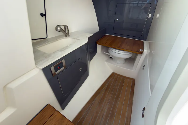 Slide: The Image of Boston Whaler 330 Vantage 2026 - 15