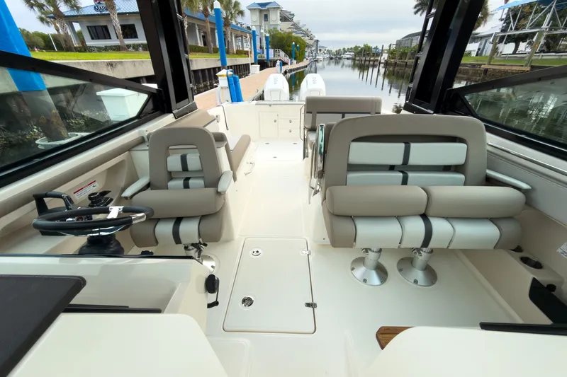 Slide: The Image of Boston Whaler 330 Vantage 2026 - 18