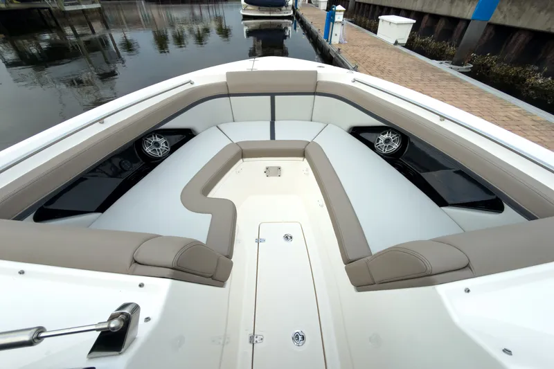 Slide: The Image of Boston Whaler 330 Vantage 2026 - 19