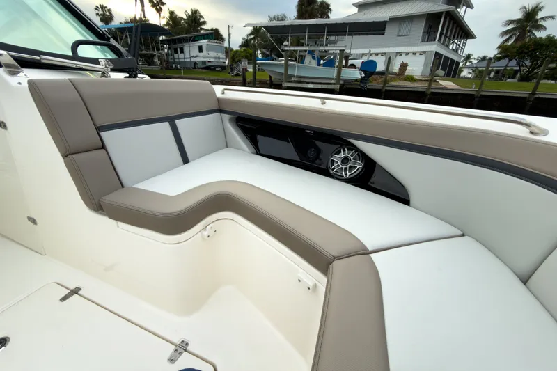 Slide: The Image of Boston Whaler 330 Vantage 2026 - 20