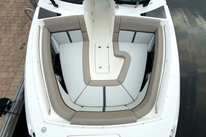Slide: The Image of Boston Whaler 330 Vantage 2026 - 22