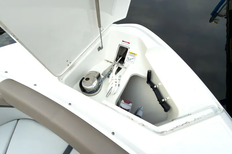 Slide: The Image of Boston Whaler 330 Vantage 2026 - 23