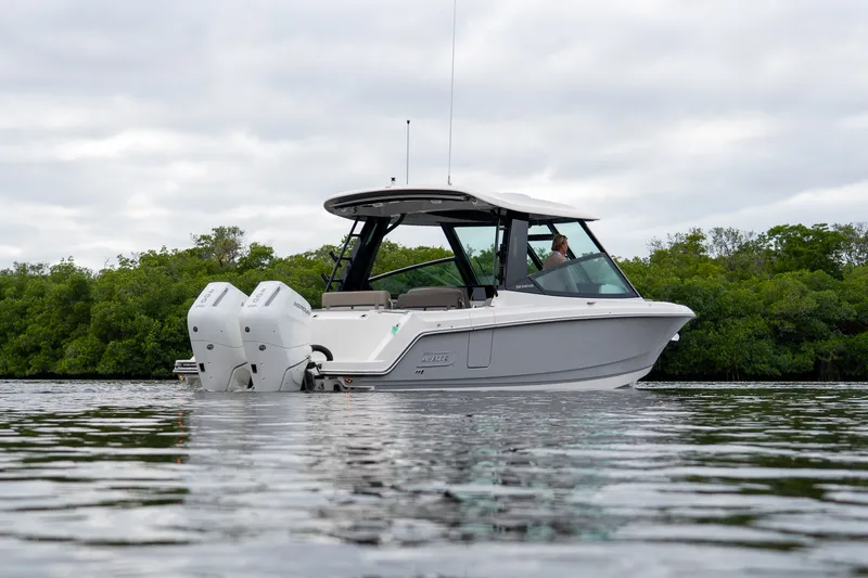 Slide: The Image of Boston Whaler 330 Vantage 2026 - 24
