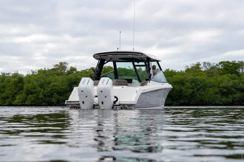Slide: The Image of Boston Whaler 330 Vantage 2026 - 25