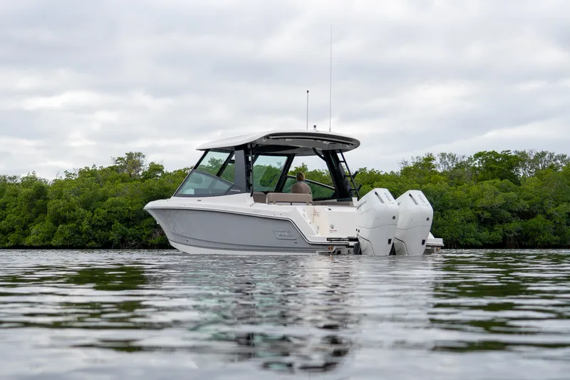 Slide: The Image of Boston Whaler 330 Vantage 2026 - 27