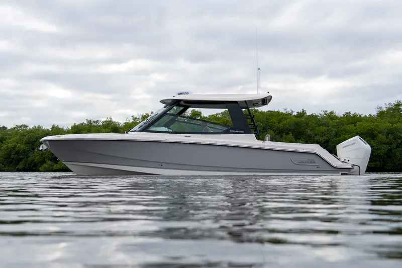 Slide: The Image of Boston Whaler 330 Vantage 2026 - 29