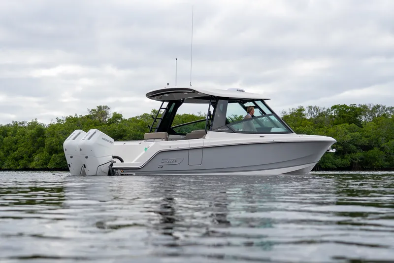Slide: The Image of Boston Whaler 330 Vantage 2026 - 3