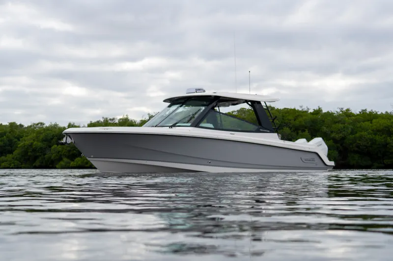Slide: The Image of Boston Whaler 330 Vantage 2026 - 30