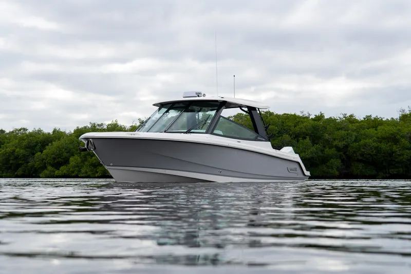 Slide: The Image of Boston Whaler 330 Vantage 2026 - 31