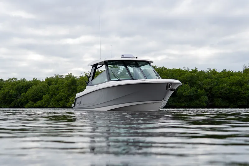 Slide: The Image of Boston Whaler 330 Vantage 2026 - 33