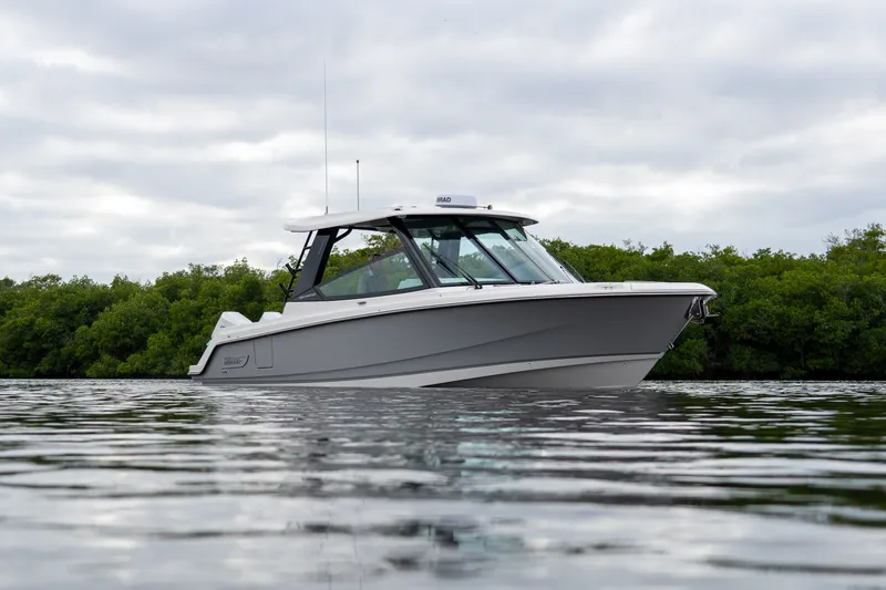 Slide: The Image of Boston Whaler 330 Vantage 2026 - 34