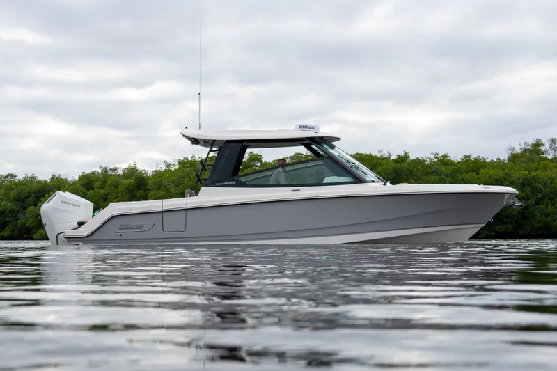 Slide: The Image of Boston Whaler 330 Vantage 2026 - 35