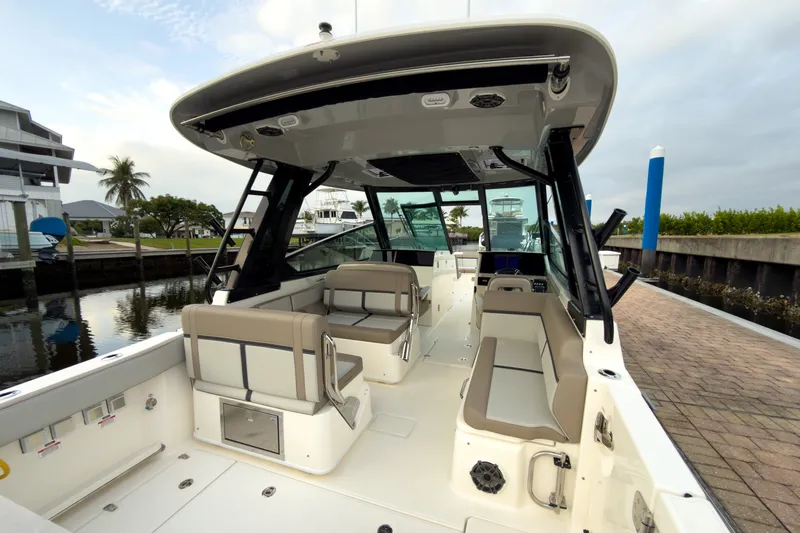 Slide: The Image of Boston Whaler 330 Vantage 2026 - 4
