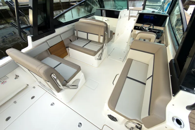 Slide: The Image of Boston Whaler 330 Vantage 2026 - 5