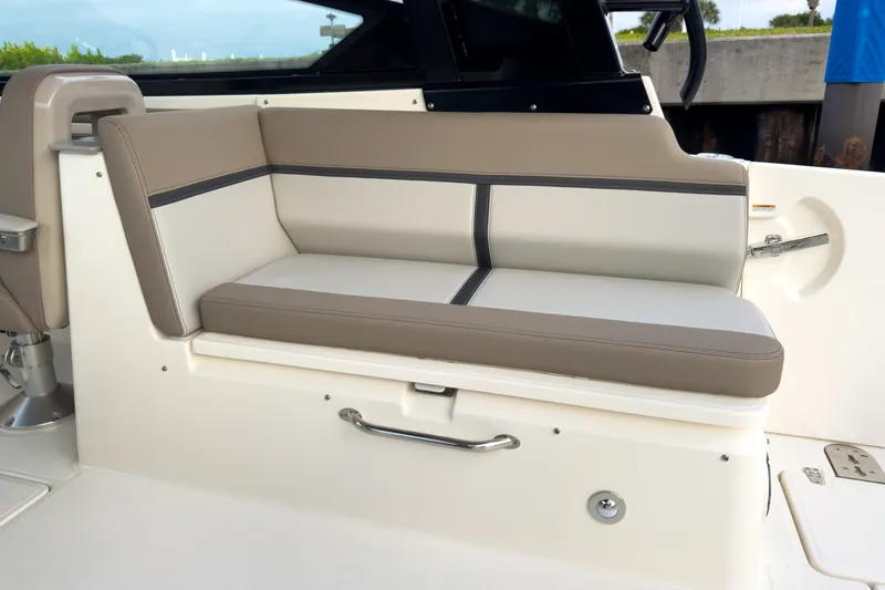 Slide: The Image of Boston Whaler 330 Vantage 2026 - 6