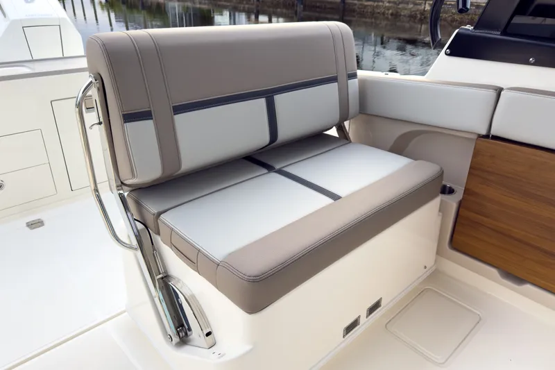 Slide: The Image of Boston Whaler 330 Vantage 2026 - 7