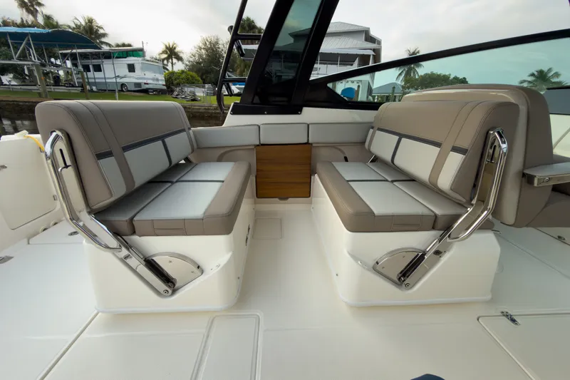 Slide: The Image of Boston Whaler 330 Vantage 2026 - 8