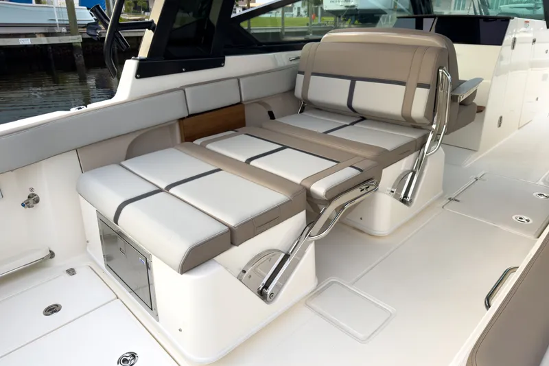 Slide: The Image of Boston Whaler 330 Vantage 2026 - 9