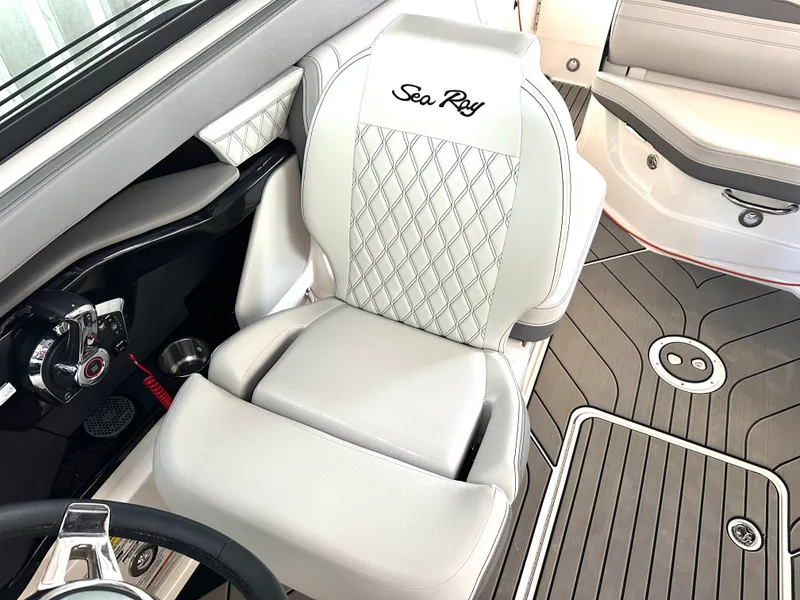 Slide: The Image of Sea Ray 260 SLX OB 2024 - 12