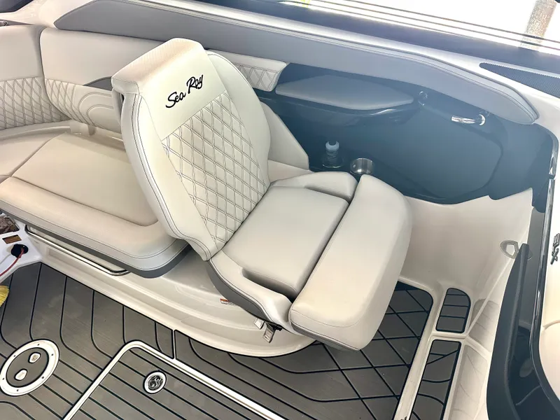 Slide: The Image of Sea Ray 260 SLX OB 2024 - 14