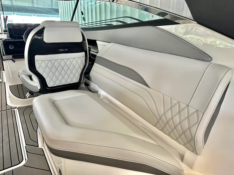 Slide: The Image of Sea Ray 260 SLX OB 2024 - 15