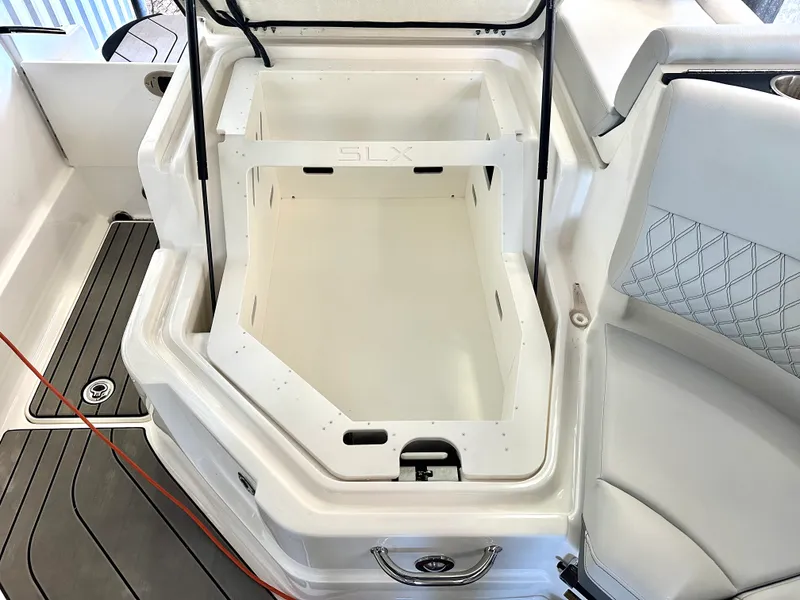 Slide: The Image of Sea Ray 260 SLX OB 2024 - 19