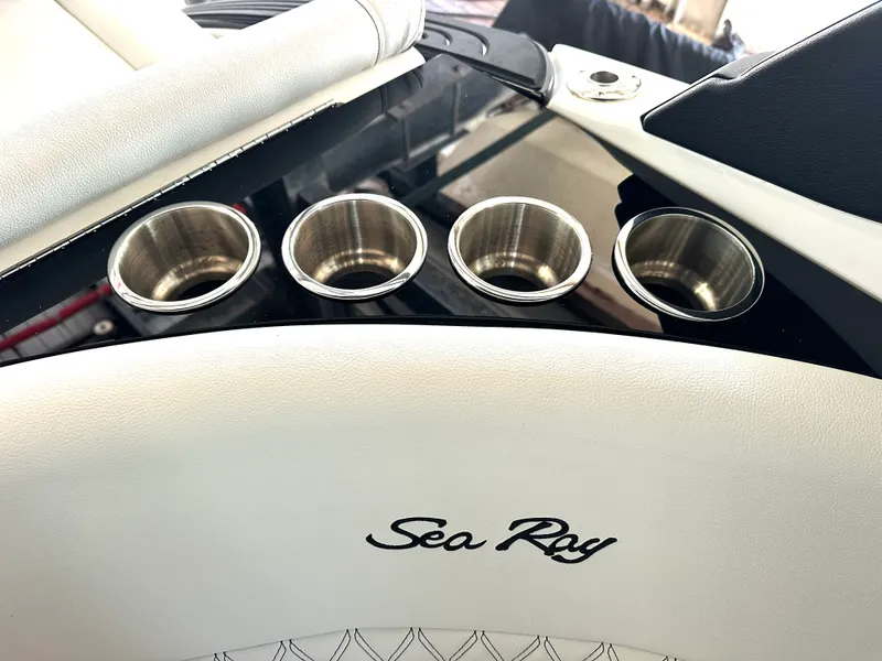 Slide: The Image of Sea Ray 260 SLX OB 2024 - 26