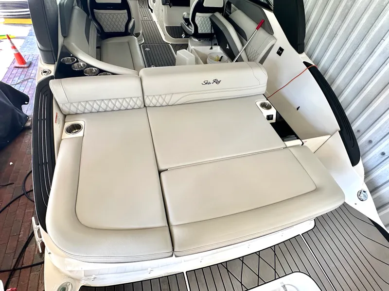 Slide: The Image of Sea Ray 260 SLX OB 2024 - 7