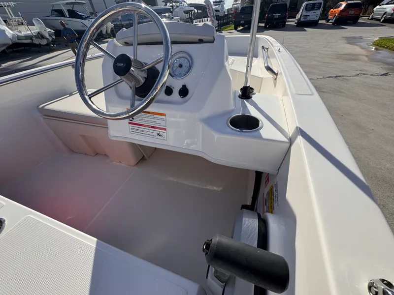 Slide: The Image of Boston Whaler 160 Super Sport 2026 - 6