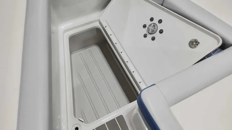 Slide: The Image of Formula 350 Crossover Bowrider 2024 - 31