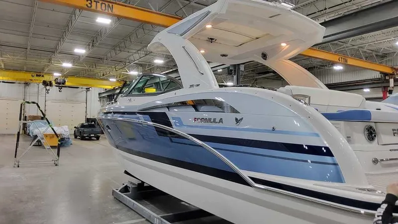 Slide: The Image of Formula 350 Crossover Bowrider 2024 - 7