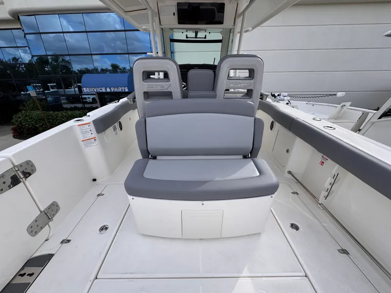 Slide: The Image of Boston Whaler 330 Outrage 2026 - 11